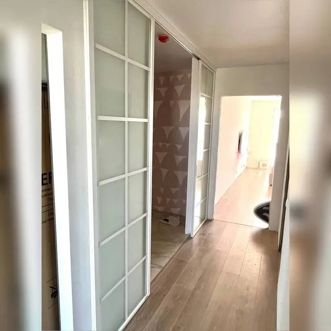  Белая раздвижная перегородка в прихожей , фотография 1
